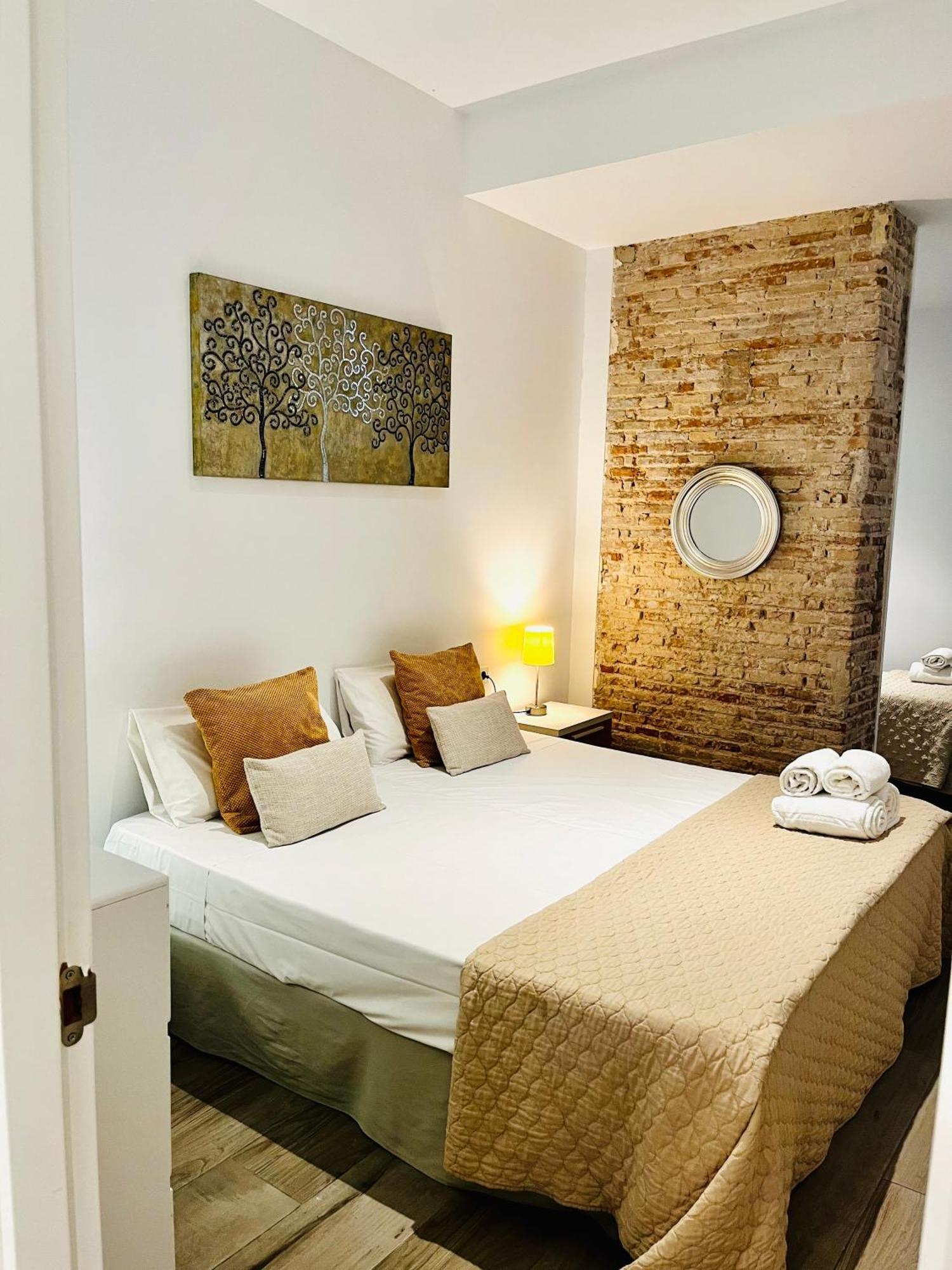 Travel Habitat Ayuntamiento Apartment Valencia Exterior photo
